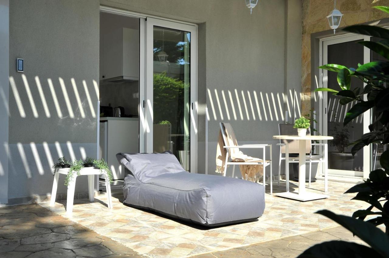 Alekos Luxury Suites Free 24H Transportation From - To Airport Loútsa Exterior foto