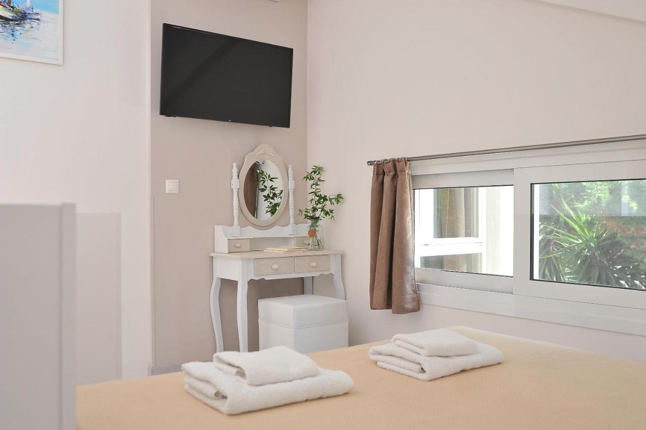 Alekos Luxury Suites Free 24H Transportation From - To Airport Loútsa Exterior foto