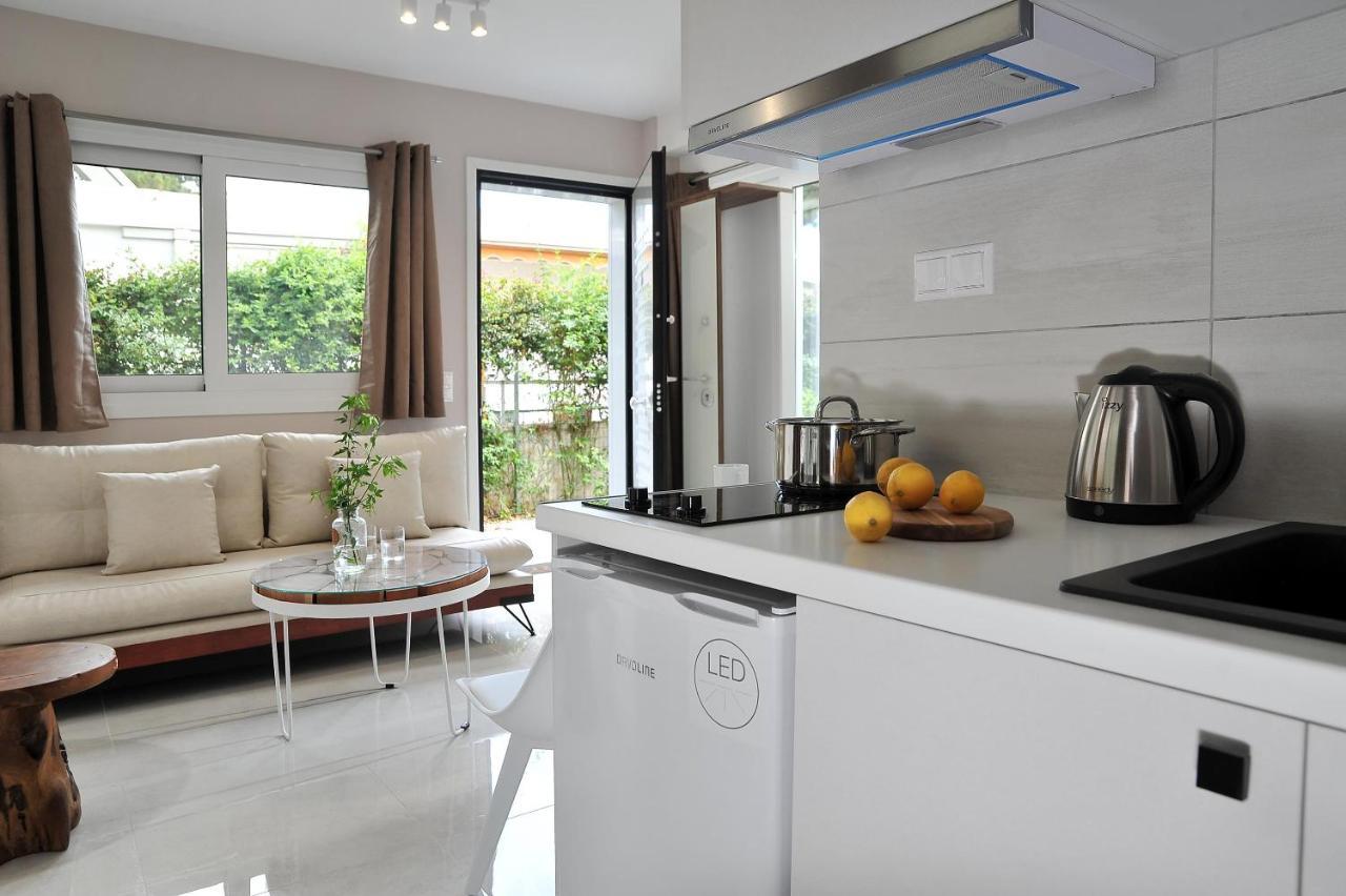 Alekos Luxury Suites Free 24H Transportation From - To Airport Loútsa Exterior foto