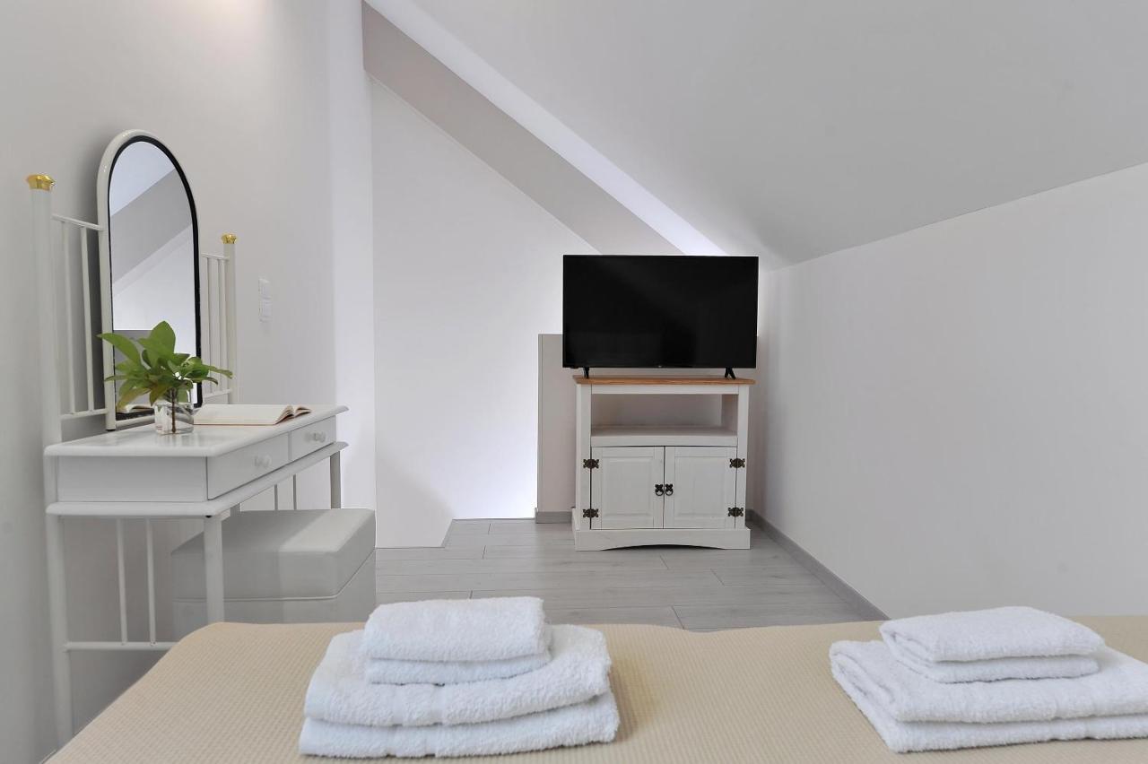 Alekos Luxury Suites Free 24H Transportation From - To Airport Loútsa Exterior foto
