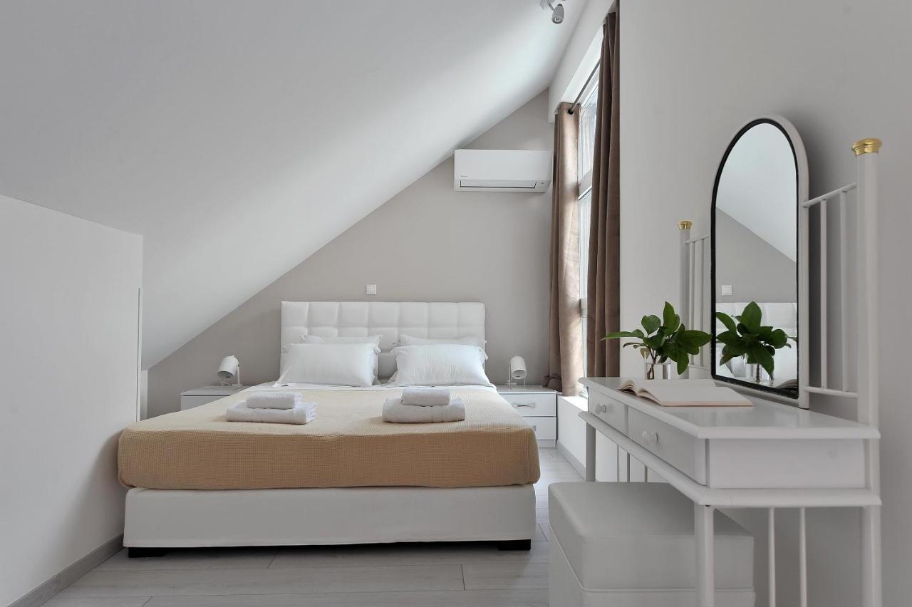 Alekos Luxury Suites Free 24H Transportation From - To Airport Loútsa Exterior foto
