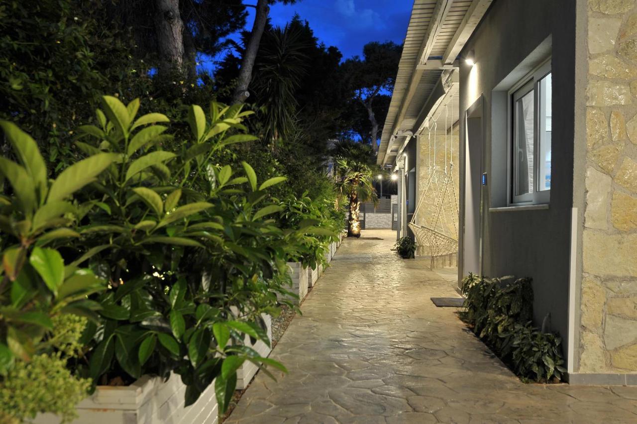 Alekos Luxury Suites Free 24H Transportation From - To Airport Loútsa Exterior foto