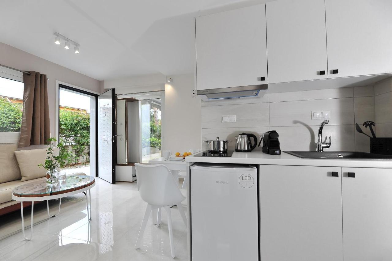 Alekos Luxury Suites Free 24H Transportation From - To Airport Loútsa Exterior foto