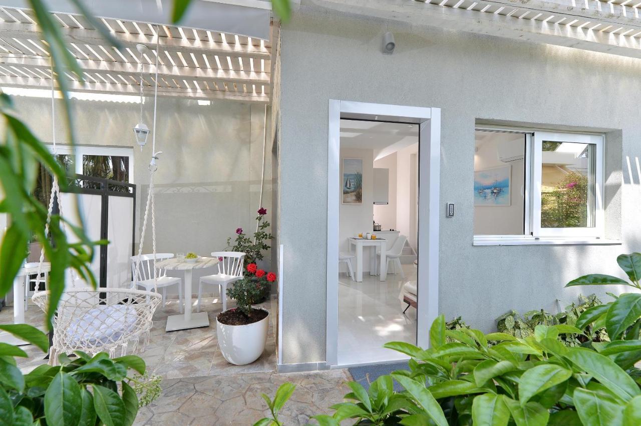 Alekos Luxury Suites Free 24H Transportation From - To Airport Loútsa Exterior foto