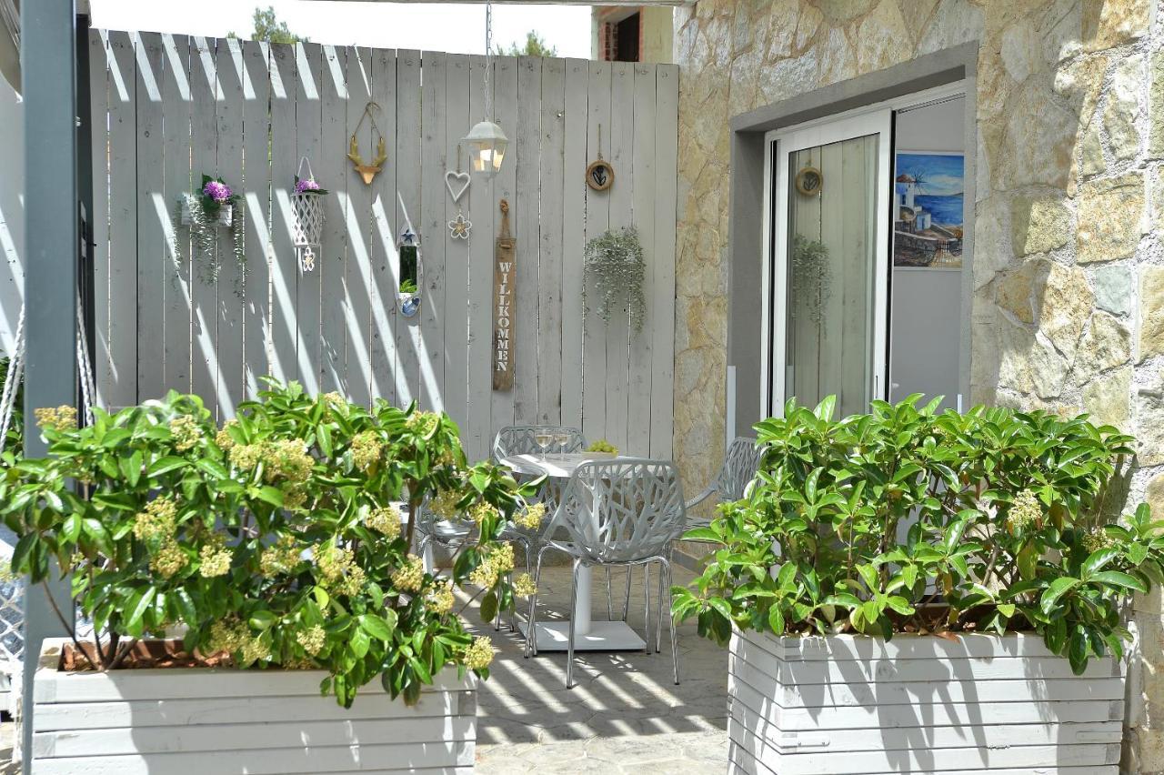 Alekos Luxury Suites Free 24H Transportation From - To Airport Loútsa Exterior foto