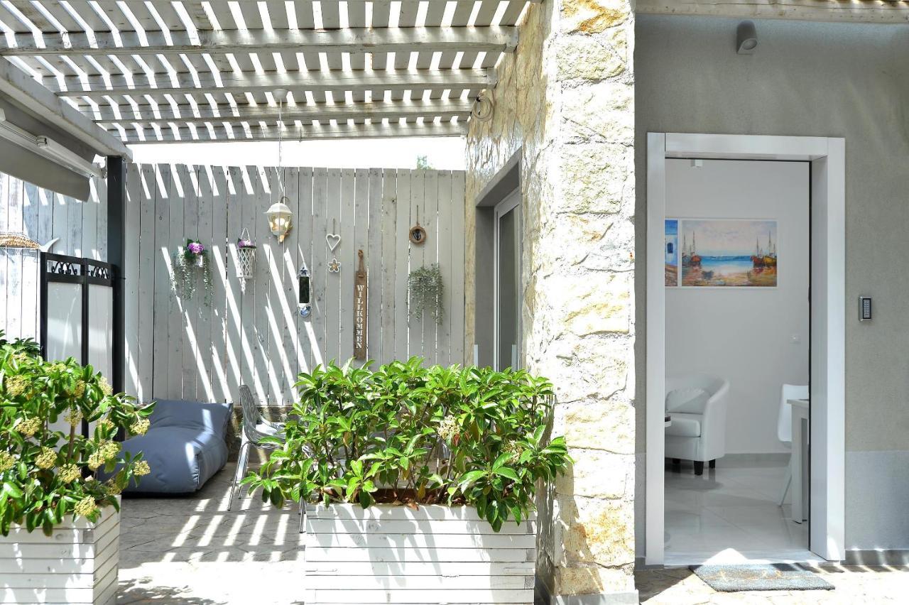 Alekos Luxury Suites Free 24H Transportation From - To Airport Loútsa Exterior foto