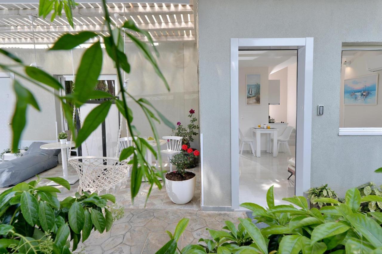 Alekos Luxury Suites Free 24H Transportation From - To Airport Loútsa Exterior foto